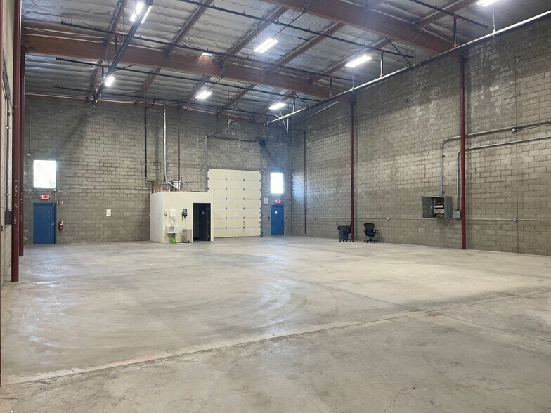 More Photos Of 9950 Remmet Ave, Chatsworth Warehouse For Lease