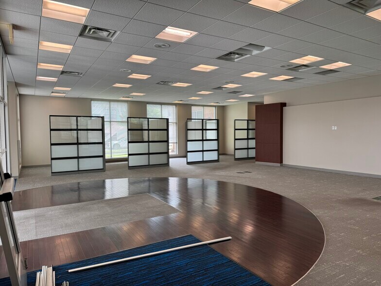 More Photos Of 7346 Highland Rd, Baton Rouge Bank For Sale