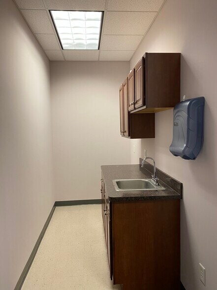 More Photos Of 1101 Chatham Pky, Garden City Flex For Lease