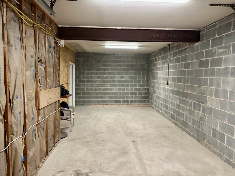 More Photos Of 80 Beauchamp Dr, Elkton Flex For Lease