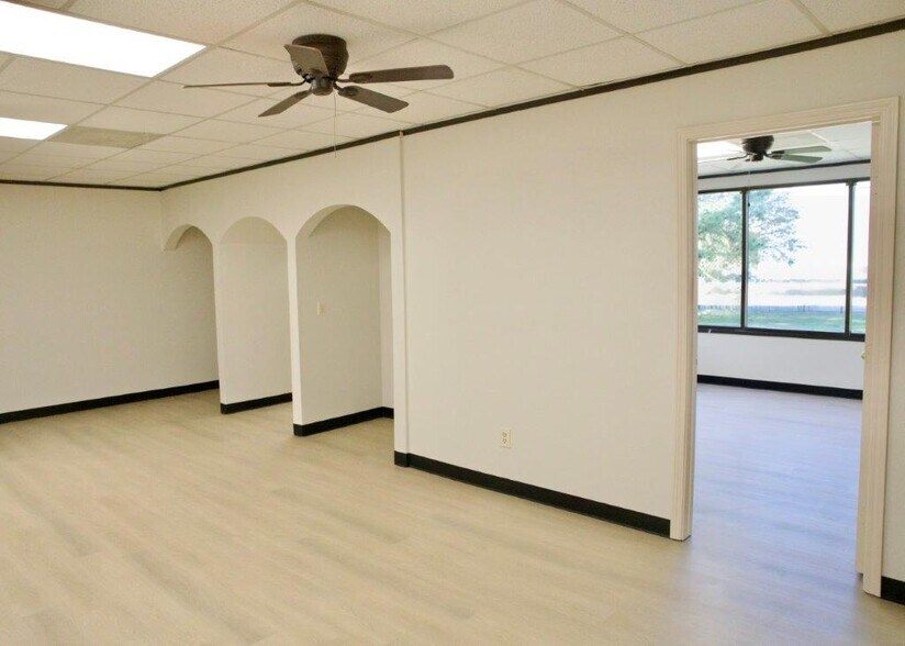 More Photos Of 9818 Whithorn Dr, Houston Office For Sale