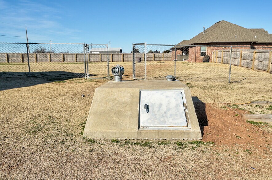 More Photos Of 8900 Charter Oak Rd, Edmond Flex For Sale