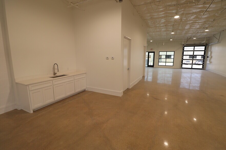 More Photos Of 155-165 Cole St, Dallas Freestanding For Lease