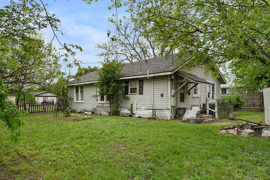 More Photos Of 200 Elm St, Buda Office For Sale