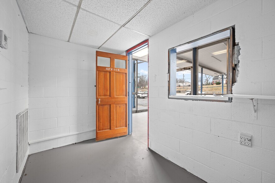 More Photos Of 4927 S Amherst Hwy, Madison Heights Specialty For Sale