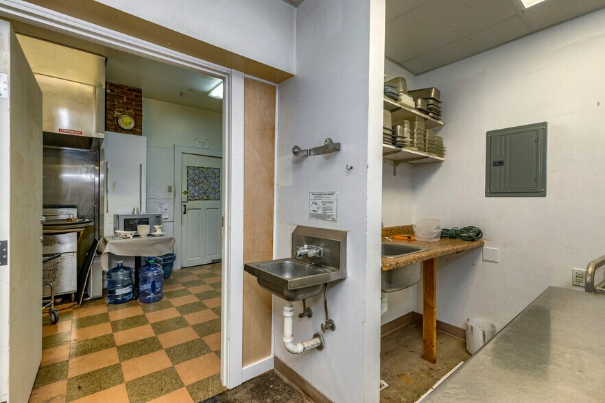 More Photos Of 240 E California St, Jacksonville Hotel For Sale