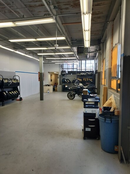 More Photos Of 2070 Jericho Tpke, New Hyde Park Auto Repair For Lease