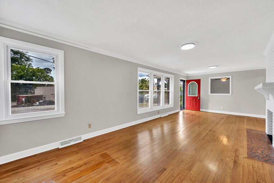 More Photos Of 1 Elizabeth Dr, Greenville Freestanding For Sale