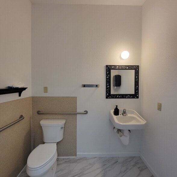 More Photos Of 2460 NW Troost St, Roseburg Medical For Lease