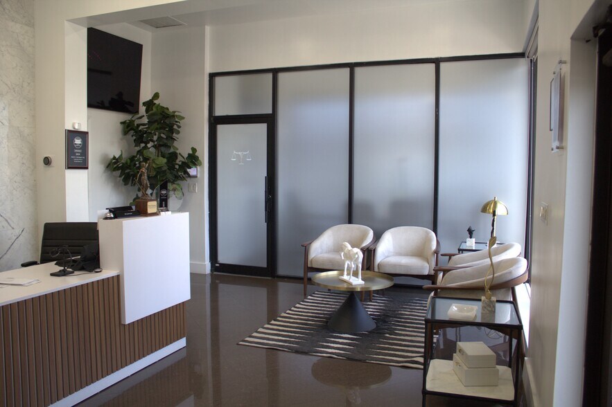 More Photos Of 7701 NW 103rd St, Hialeah Storefront Retail Office For Lease