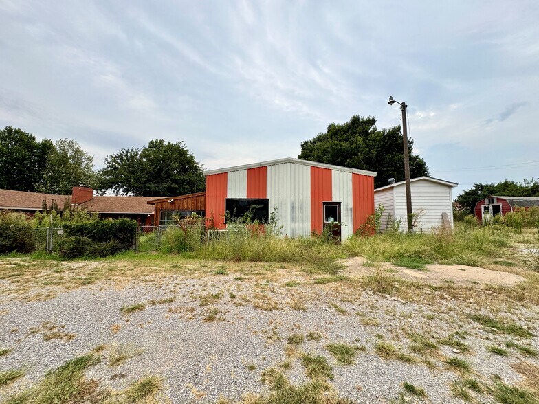 More Photos Of 2804 S 4th St, Chickasha Office For Sale