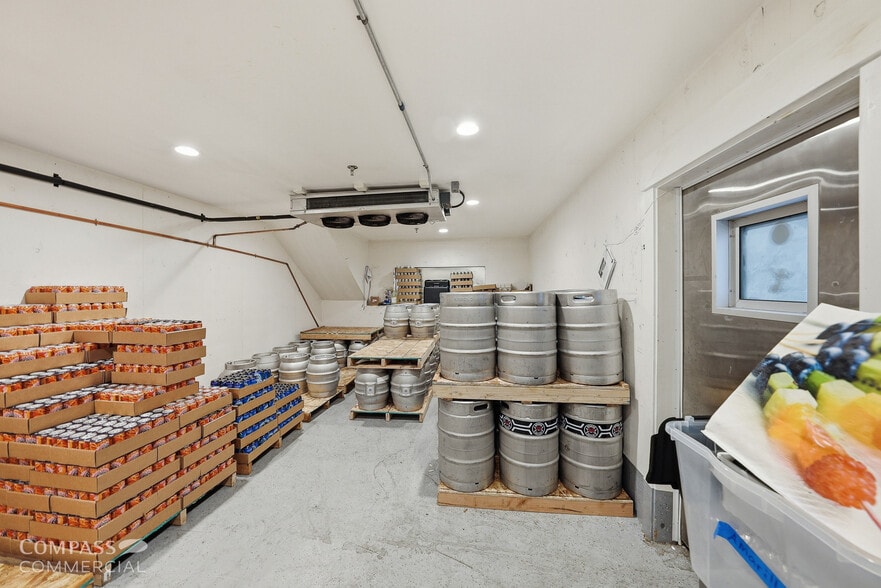 More Photos Of 63063 Layton Ave, Bend Warehouse For Sale