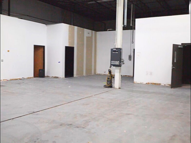 More Photos Of 15203 S Commerce Dr, Dearborn Manufacturing For Lease