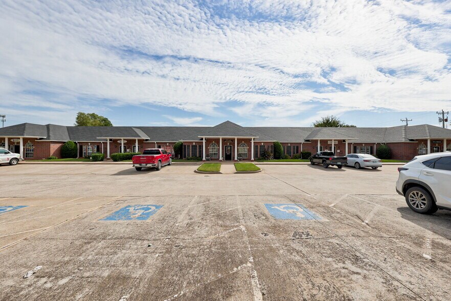 More Photos Of 500 N Financial Ter, Mustang Medical For Sale