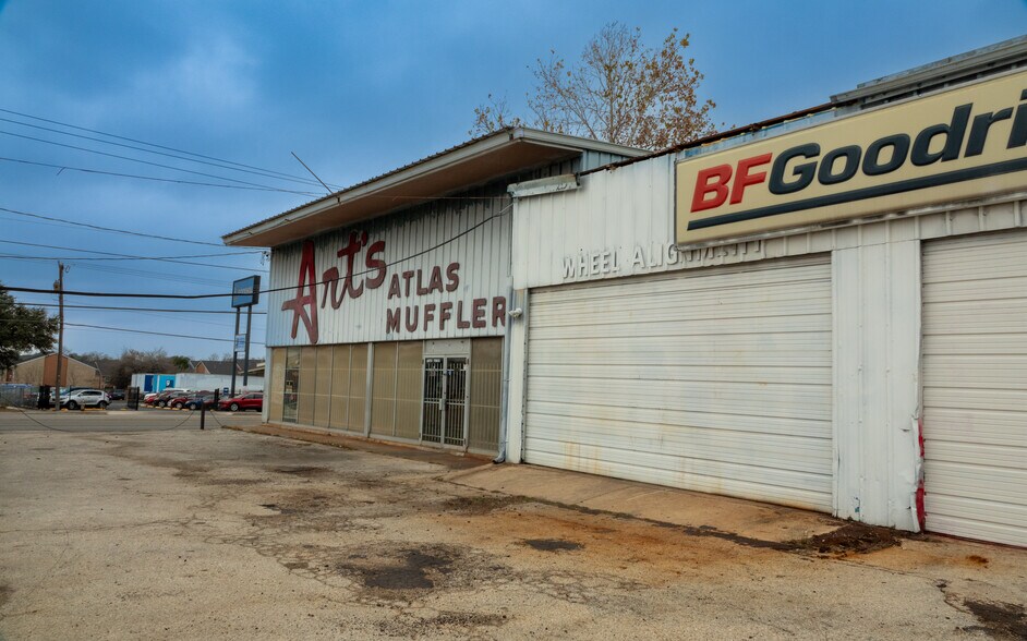 More Photos Of 3350 Fredericksburg Rd, San Antonio Auto Repair For Lease