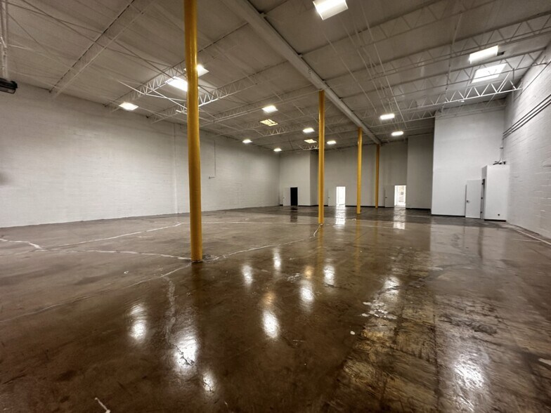 More Photos Of 1533-1555 Prudential Dr, Dallas Showroom For Lease