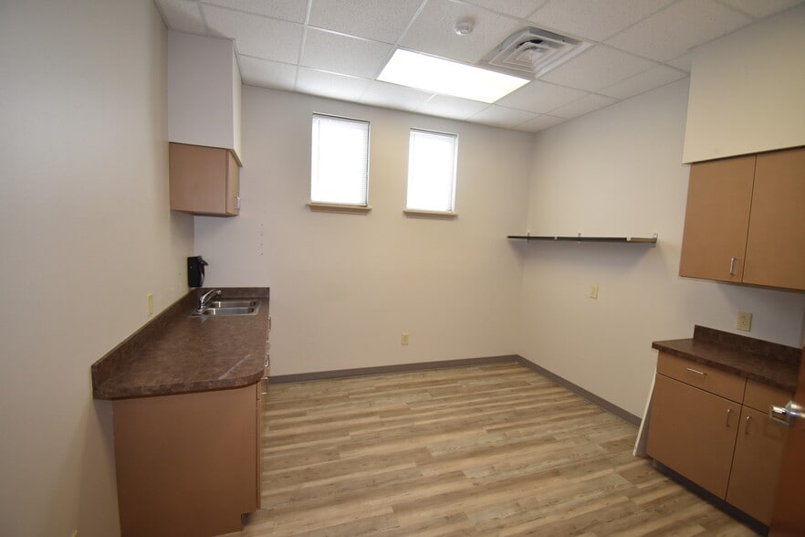 More Photos Of 2401 W Oak St, Denton Medical For Lease
