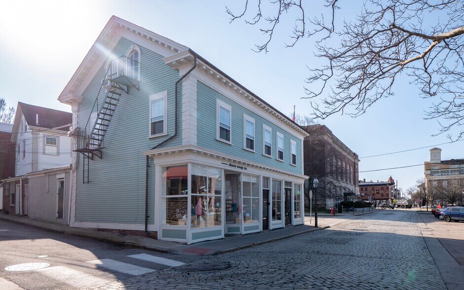 More Photos Of 302-306 Thames St, Newport Storefront Retail Office For Lease