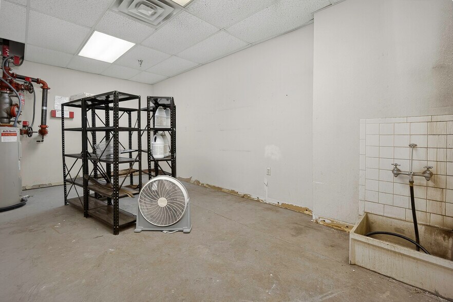 More Photos Of 1400 N Kennedy Ave, Shawnee Office For Sale
