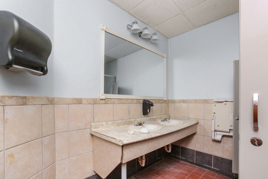 More Photos Of 8432 Noble Ave, Minneapolis Bar For Sale