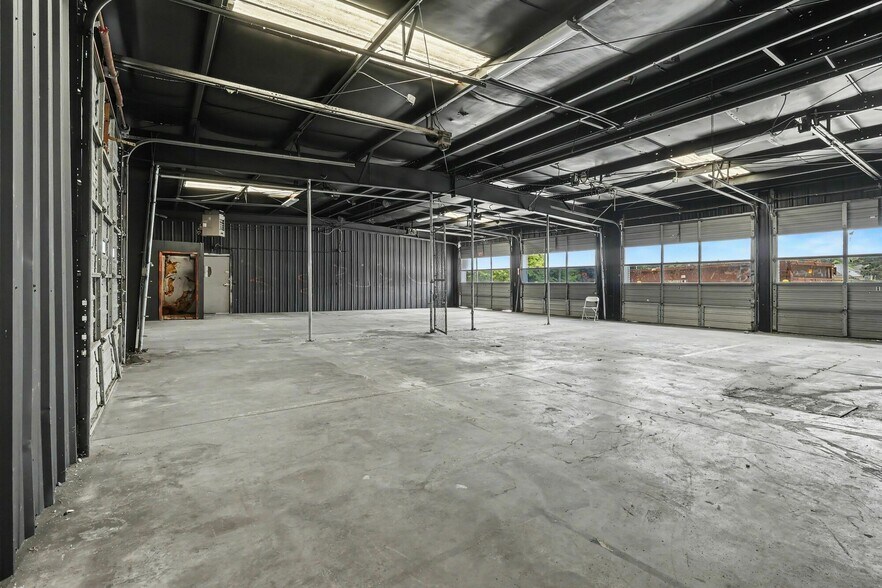 More Photos Of 1445 Cleveland Ave, East Point Showroom For Sale