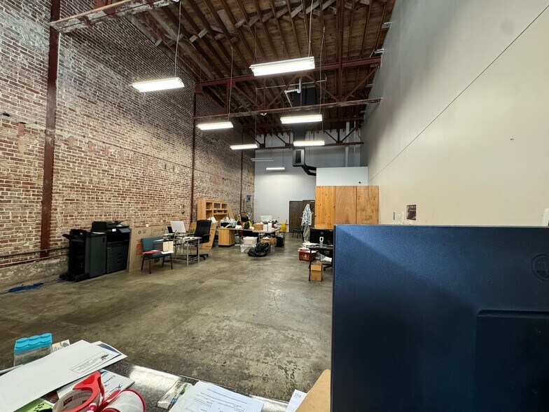 More Photos Of 258 Poplar Ave, Memphis Storefront Retail Office For Lease