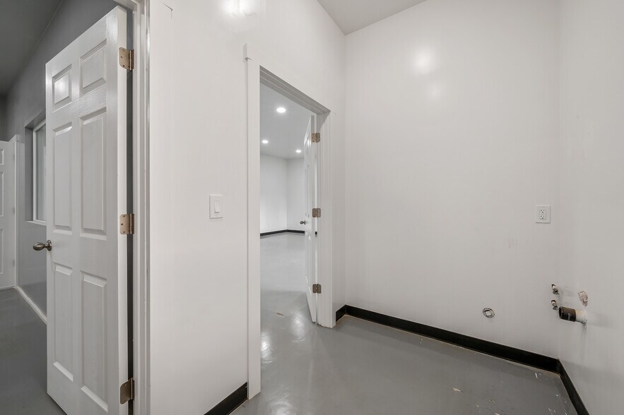 More Photos Of 1520 N Government Way, Coeur d'Alene Showroom For Sale