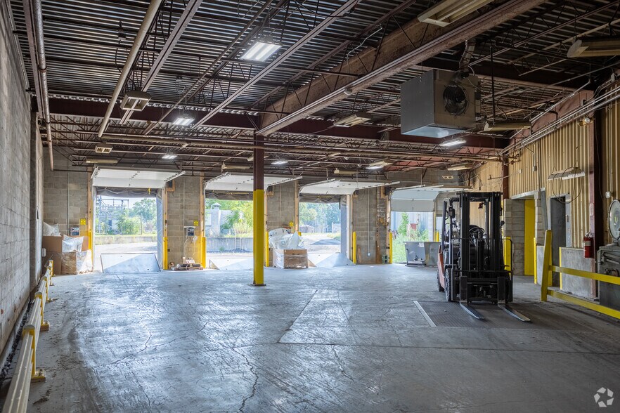 More Photos Of 901 Wayne St, Niles Warehouse For Lease