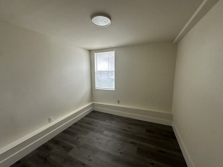 More Photos Of 537 Chester St, Oakland Apartments For Sale