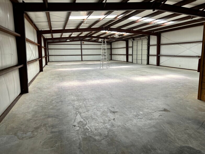 More Photos Of 6890 Hudson Village Crk, Kennedale Flex For Lease