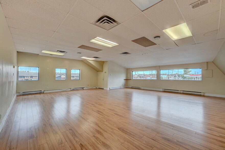 More Photos Of 100-120 Rue du Barry, Kirkland Restaurant For Lease