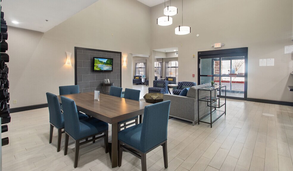 More Photos Of 201 W Hill Park Cir, Huntsville Hotel For Sale