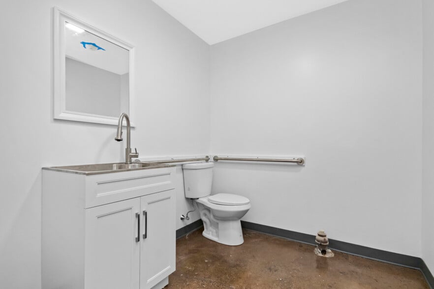 More Photos Of 34-44 Hamilton St, Saugus Freestanding For Lease