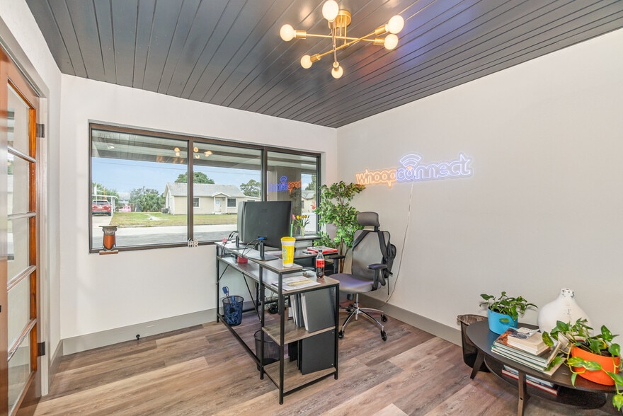 More Photos Of 390 Poinciana Dr, Melbourne Office Residential For Lease