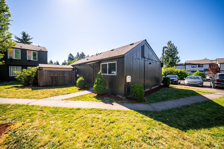More Photos Of 1046 NE 17th Ave, Hillsboro Apartments For Sale