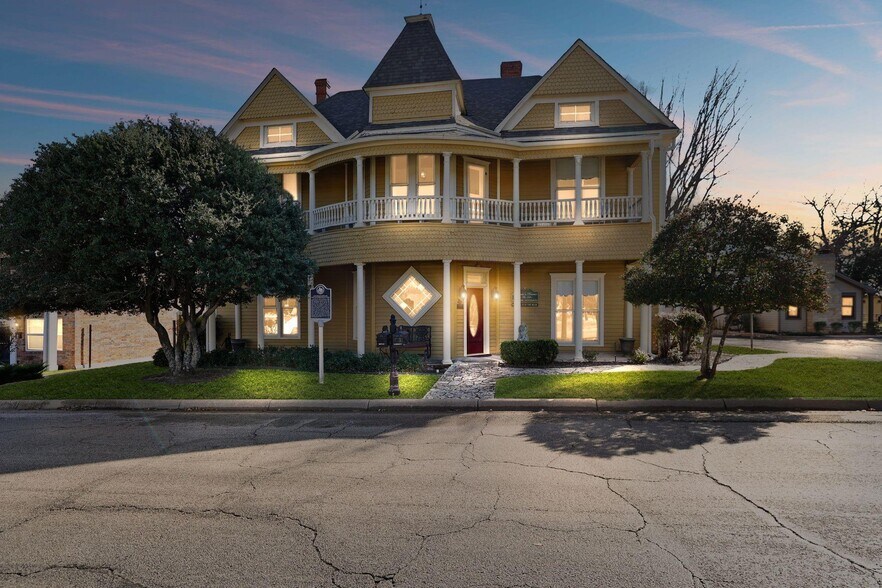 Primary Photo Of 123 W Doyle St, Granbury Hospitality For Sale