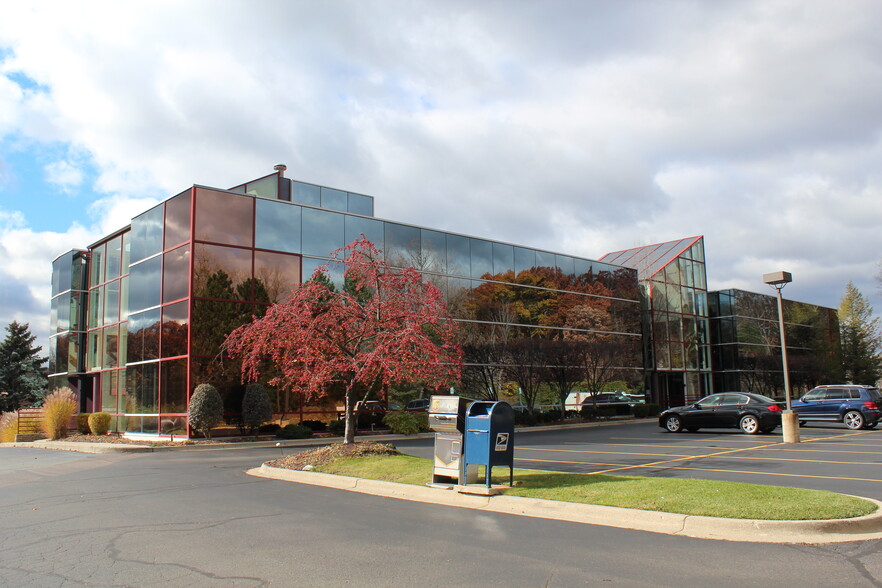 Primary Photo Of 30300 Northwestern Hwy, Farmington Hills Office For Lease