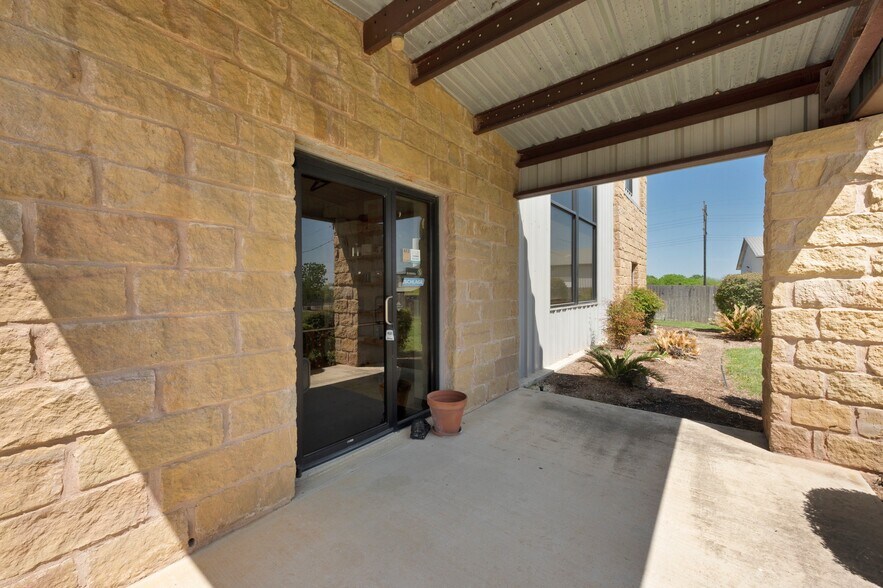 More Photos Of 165 Tecon Cv, Buda Warehouse For Lease