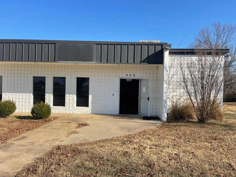 More Photos Of 113 W South St, Lincoln Warehouse For Lease
