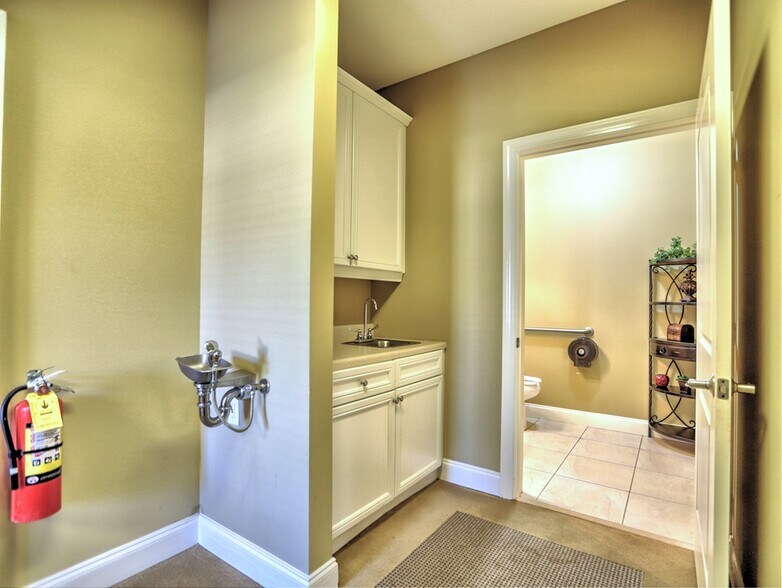 More Photos Of 2487 Cedarcrest Rd, Acworth Office For Lease