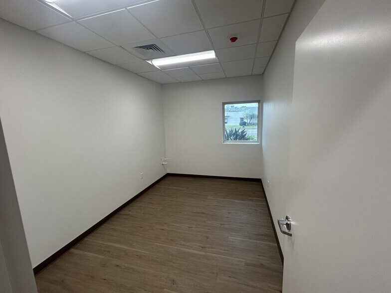 More Photos Of 1428 S Tamiami Trl, Sarasota Medical For Sale