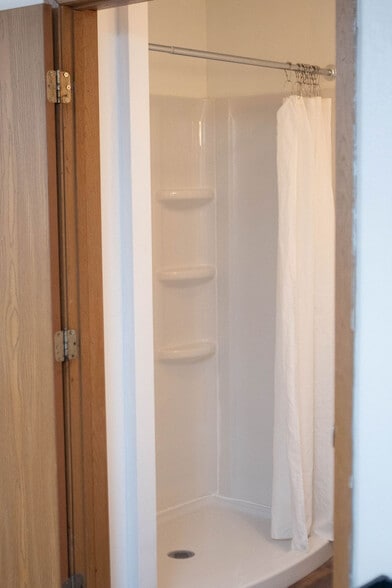 More Photos Of 402 Mae Orr St, Enfield Hotel For Sale