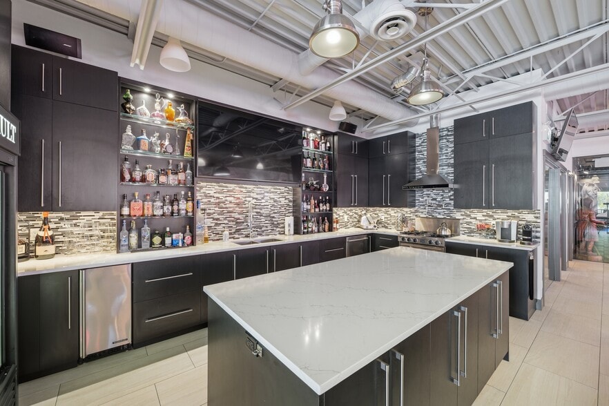More Photos Of 935 Sherwood Ave, Coquitlam Warehouse For Sale