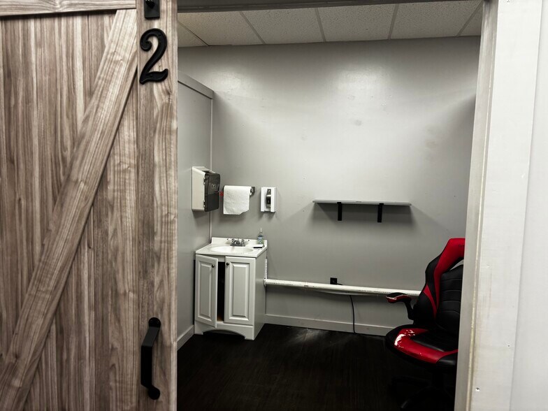 More Photos Of 1916 Kingstown Rd, Wakefield Freestanding For Lease