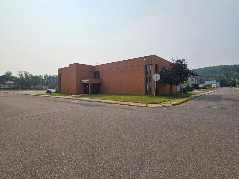 More Photos Of 97 S 4th St, Ishpeming Office For Lease