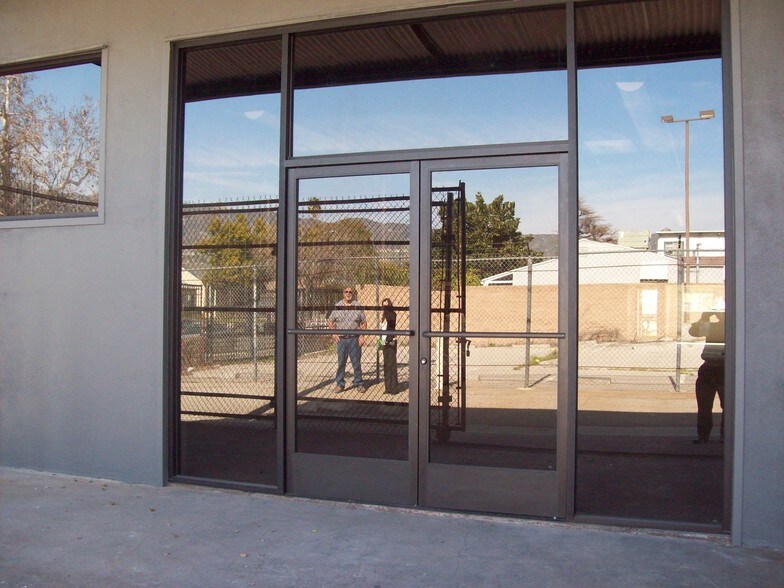 More Photos Of 2705-2707 W Empire Ave, Burbank Manufacturing For Lease