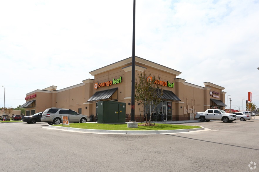 Primary Photo Of 123-131 E Ok-152, Mustang Restaurant For Lease