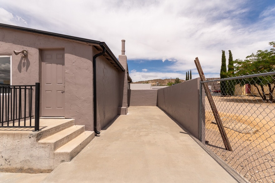 More Photos Of 310 E Oak St, Kingman Office For Sale