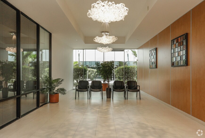 More Photos Of 5821 Southwest Fwy, Houston Office For Lease