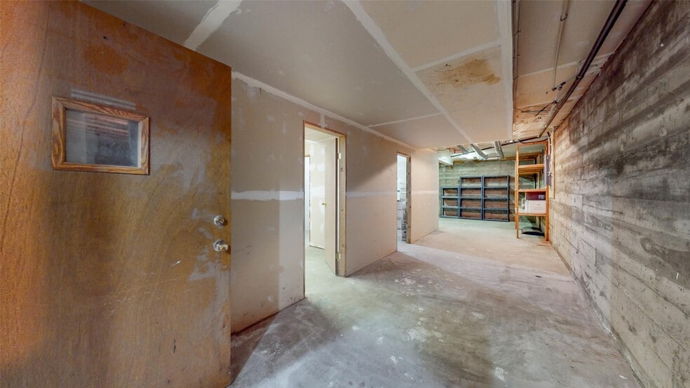 More Photos Of 609 Hwy 97, Osoyoos Office For Sale